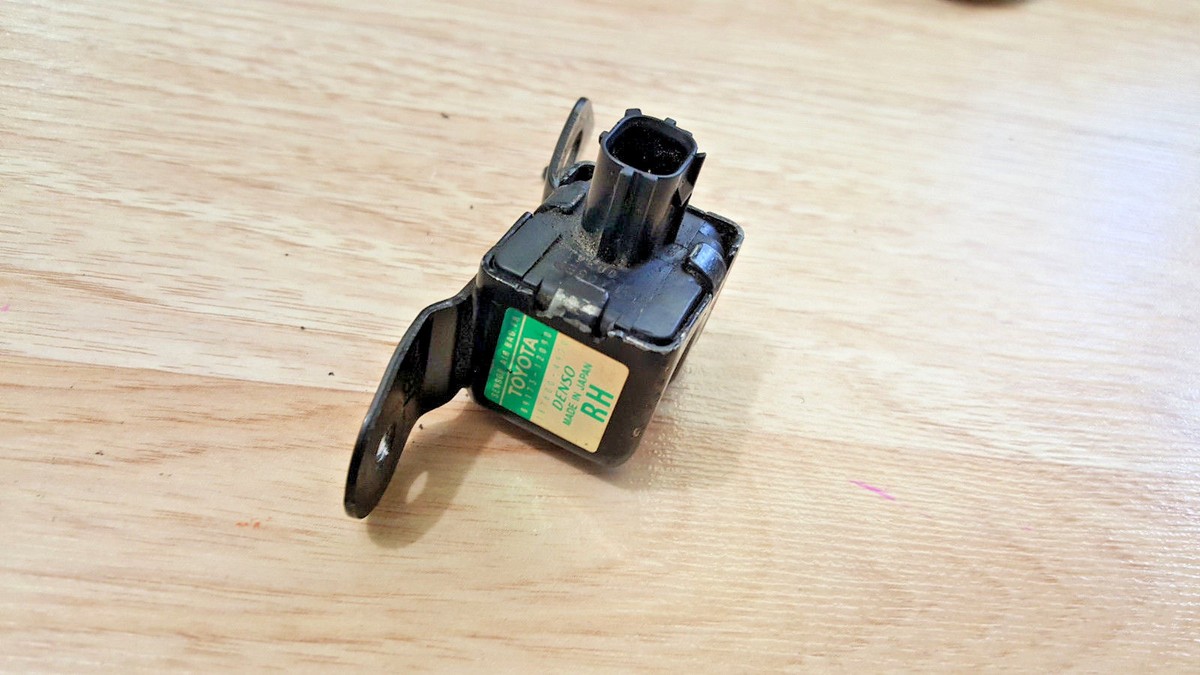 2003-2005 toyota corolla right sensor crash impact 89173-19295