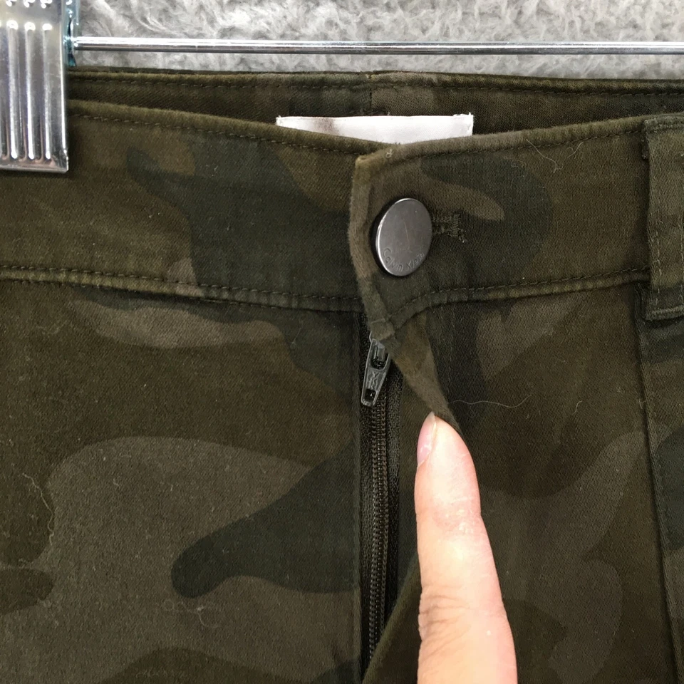 Pantalones cargo ajustados Calvin Klein para mujer 6 verdes camuflaje tiro medio frente plano Foto 4 de 4