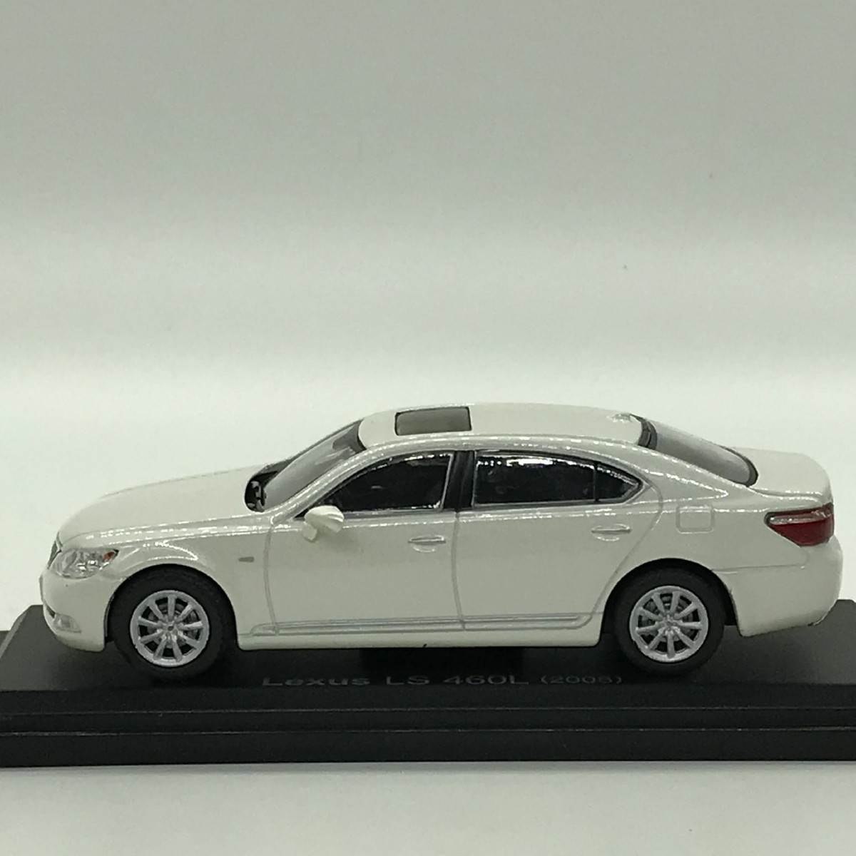 Mini Car Lexus LS 460L 2008 White 1/43 Scale Box Display