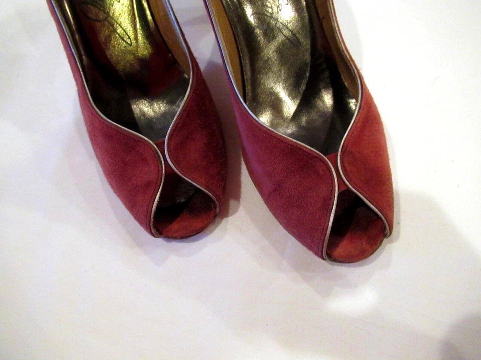 Zapatos Peep Toe Julianelli de gamuza roja, talla 6,5 AAA (estrecho) Foto 2 de 4