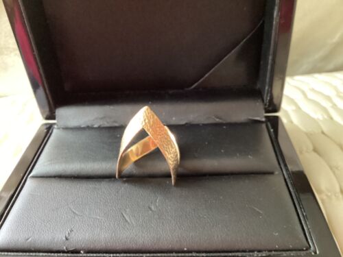 9ct gold embellished wishbone ring. Size T/T.5 approx. vgc 3.4gms - Zdjęcie 1 z 4