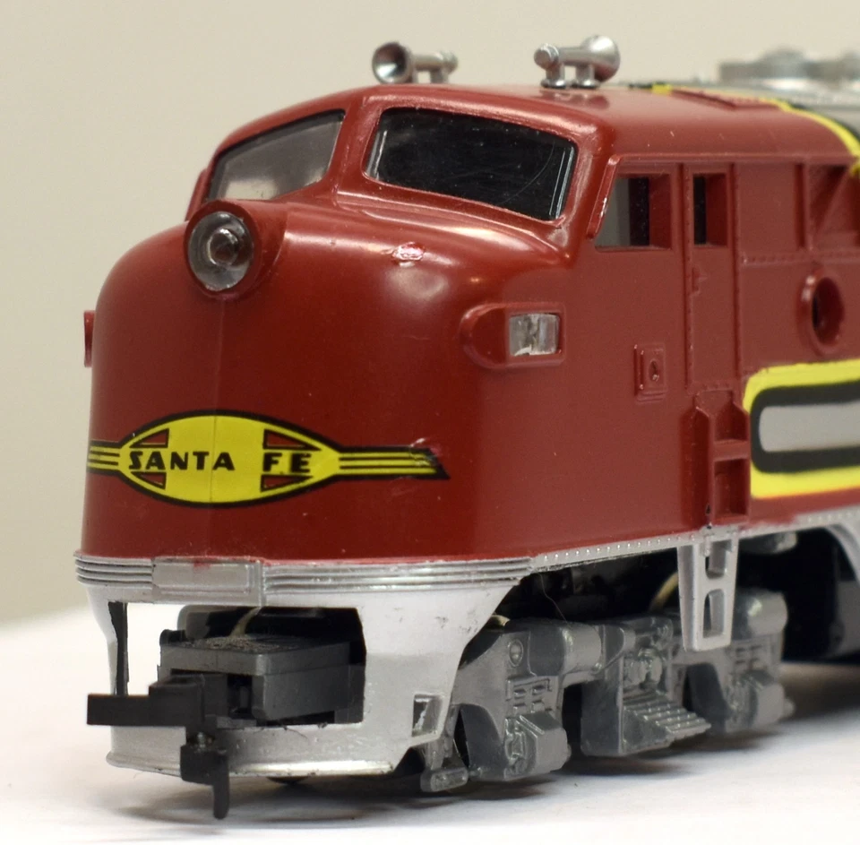 MODEL POWER HO Scale SANTA FE F3 Powered Diesel Locomotive - Image 3 of 4
