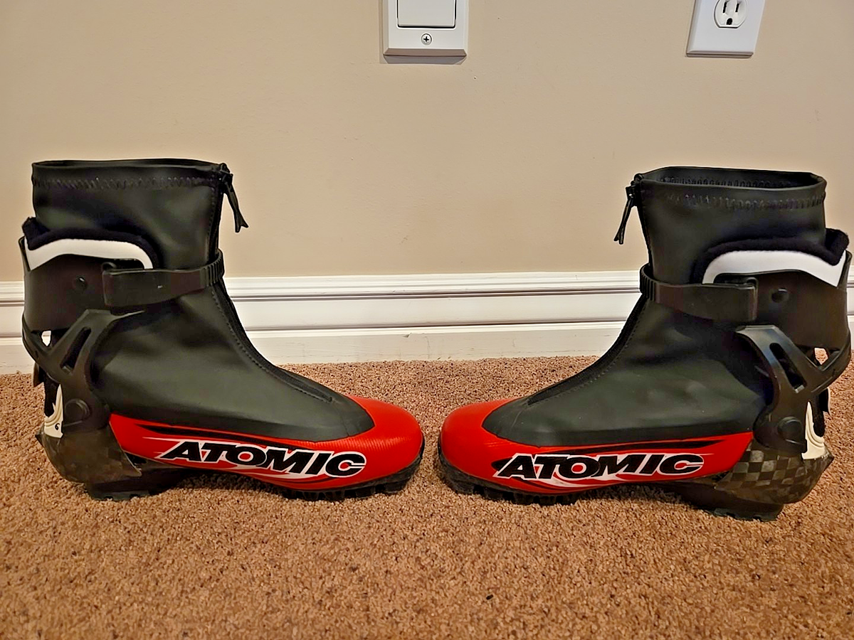 ATOMIC World Cup Skate Mens 6.5 Ski Boots, Black & Red, Carbon 