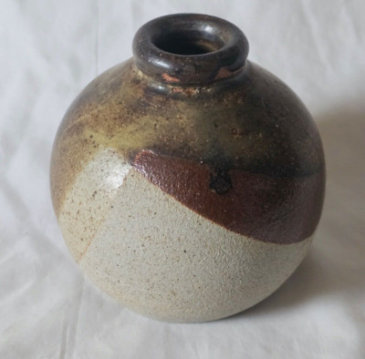Wunderschöne Studiokeramik kleine Vase, Herstellermarke am Sockel