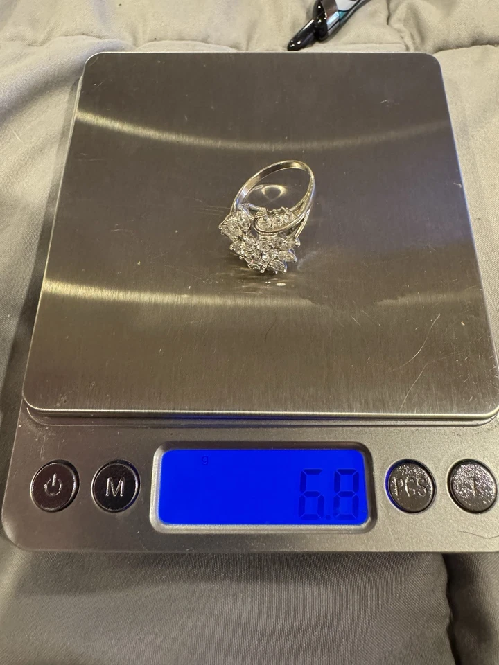 Anillo con racimo de diamantes de oro de 18 quilates Foto 4 de 4