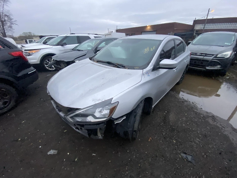 Used Front Upper Center Console fits: 2018 Nissan Sentra roof Sdn w/o sunroof Fr Foto 2 de 4