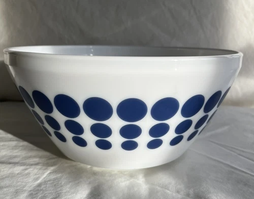 Pyrex Vintage Charm Blue Polka Dots 2.3 Liter Bowl Excellent Condition