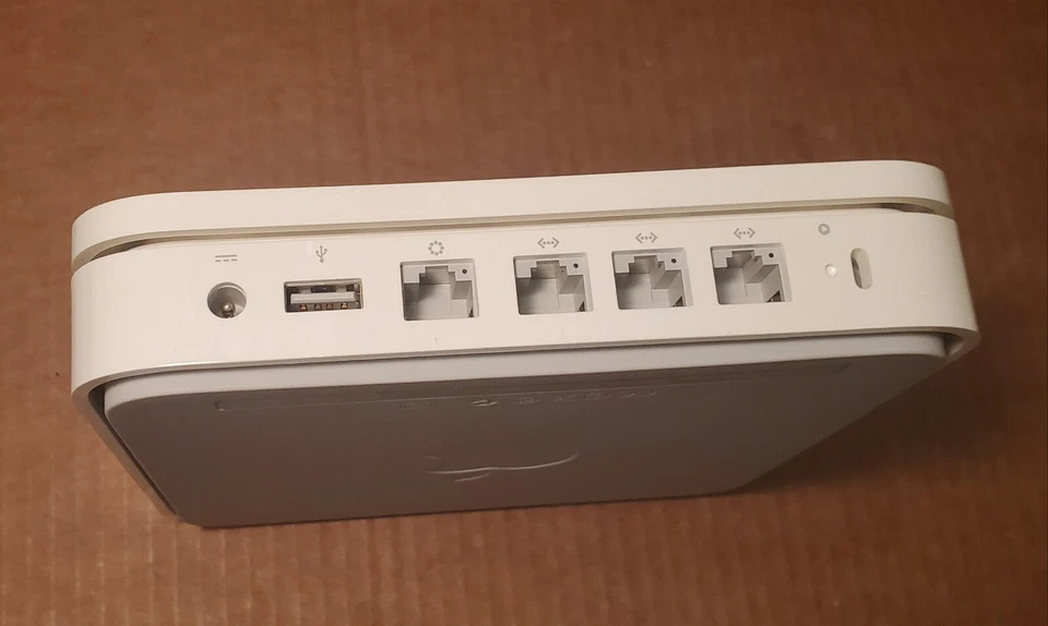Apple AirPort Extreme 5-Port Gigabit Wireless N Router A1408 - Image 4 of 4