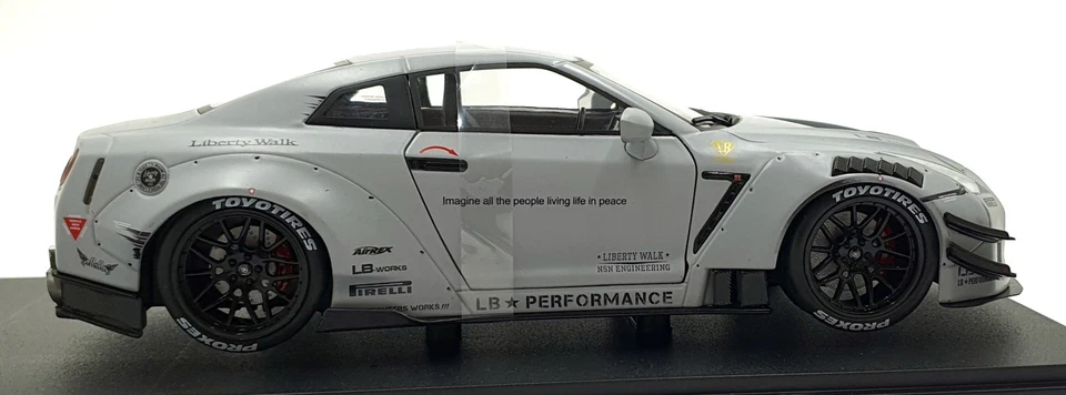 Solido 1/18 Scale S1805821 '24 Nissan GT-R (R35) LBWK Type 2.0 with KATO figure - Image 3 of 4