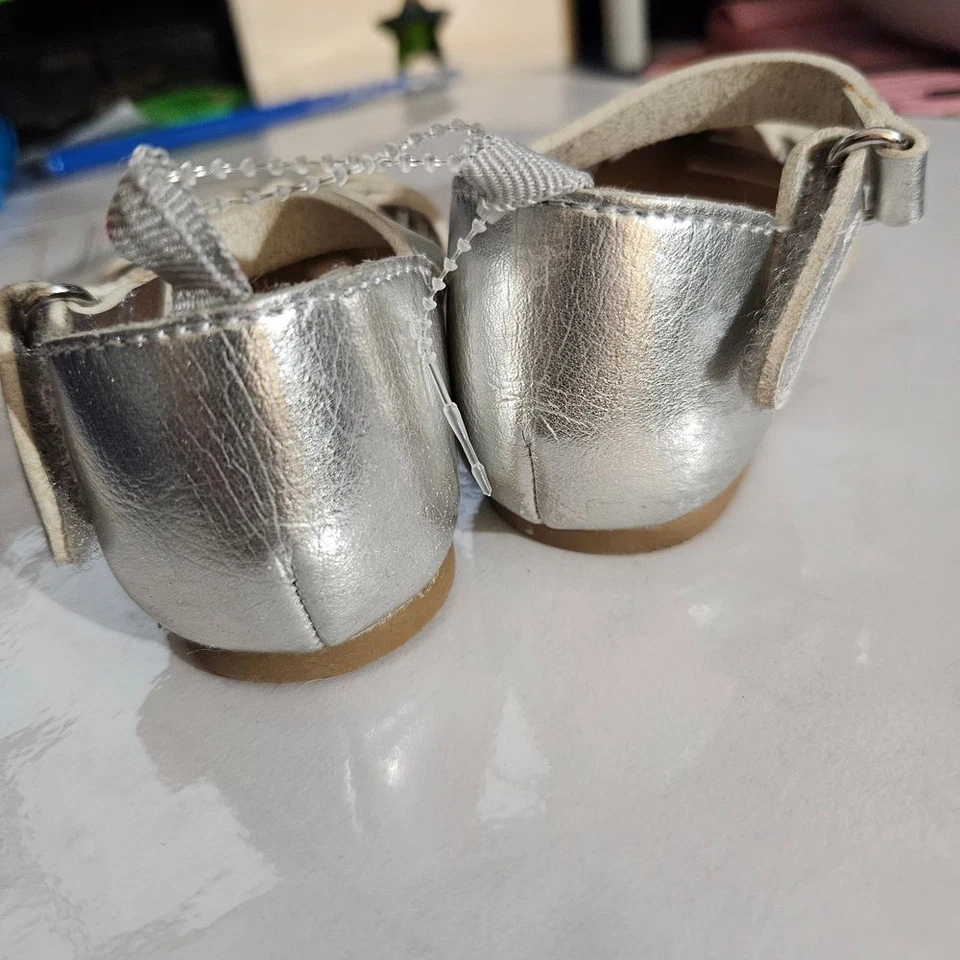 Old Navy Size 5 Huaraches Silver sandals - Image 3 of 4