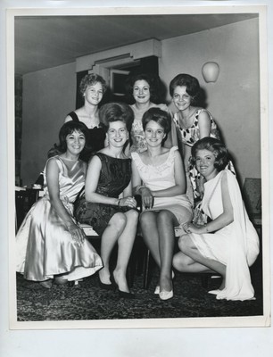 Schönheitswettbewerb Models Modenschau 7 Frauen Gruppenportrait um 1960 Vintage Fotoseite 