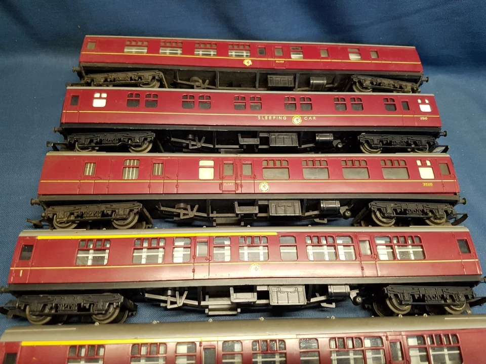 RAKE OF 6 X TRIANG HORNBY B.R MAROON MK1 COACHES, COMPS, SLEEPER, BRAKE UNBOXED - Image 4 of 4