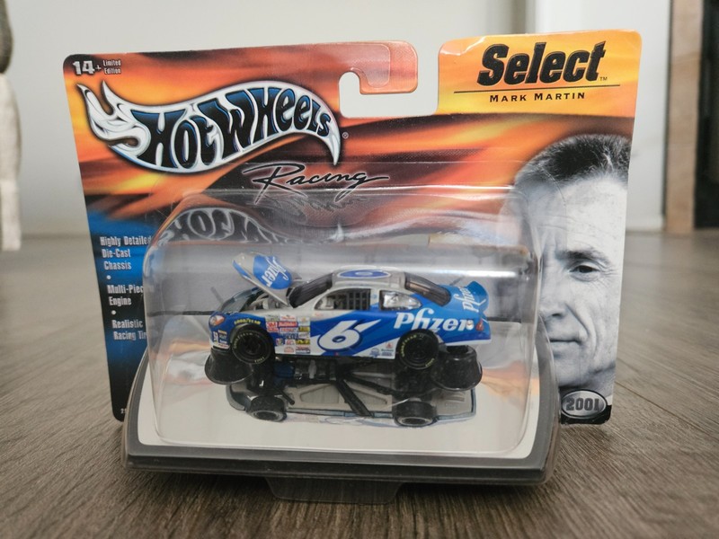 Hot Wheels Racing Select Mark Martin 2001 Die Cast 1/64 #6 Pfizer car mirror pit