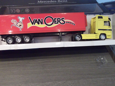 New Ray MB Actros 1857 Kühlkofferzug rot-gelb '' Van Oers Snacks '' 1:43 mit OVP