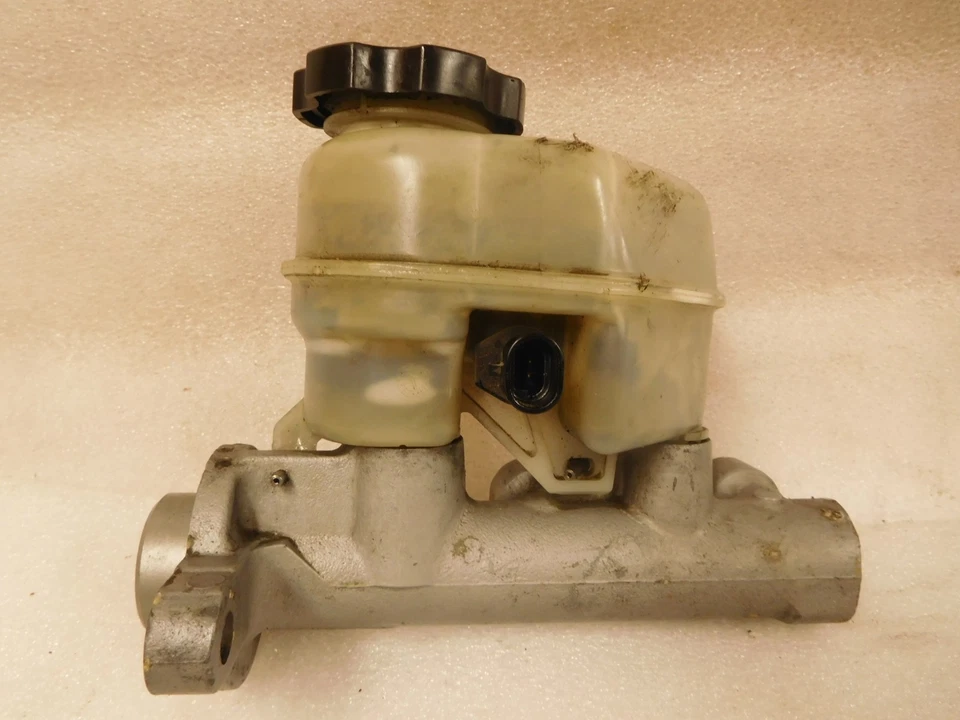 1999 Pontiac Grand Prix Master Brake Cylinder - Image 2 of 4