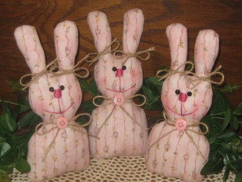 Decorazione cottage 3 bambole coniglio riempitivi ciotola pasquale look vintage rosa polverosa - Foto 1 di 3