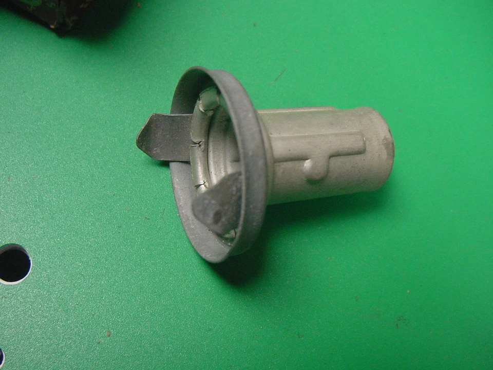 NOS LUCAS Soporte de bombilla Enchufe Humber Hawk Super Snipe para lámpara trasera de luz de parada Foto 2 de 4