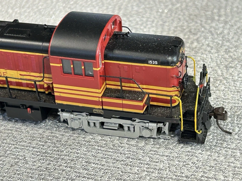 Atlas HO ALCO RS3 Boston And Maine Diesel Locomotive #1535 - Image 2 of 4