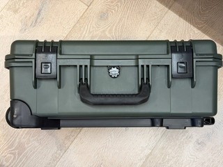 Estuche rígido con ruedas verde Peli Storm iM2500 con divisores TrekPak