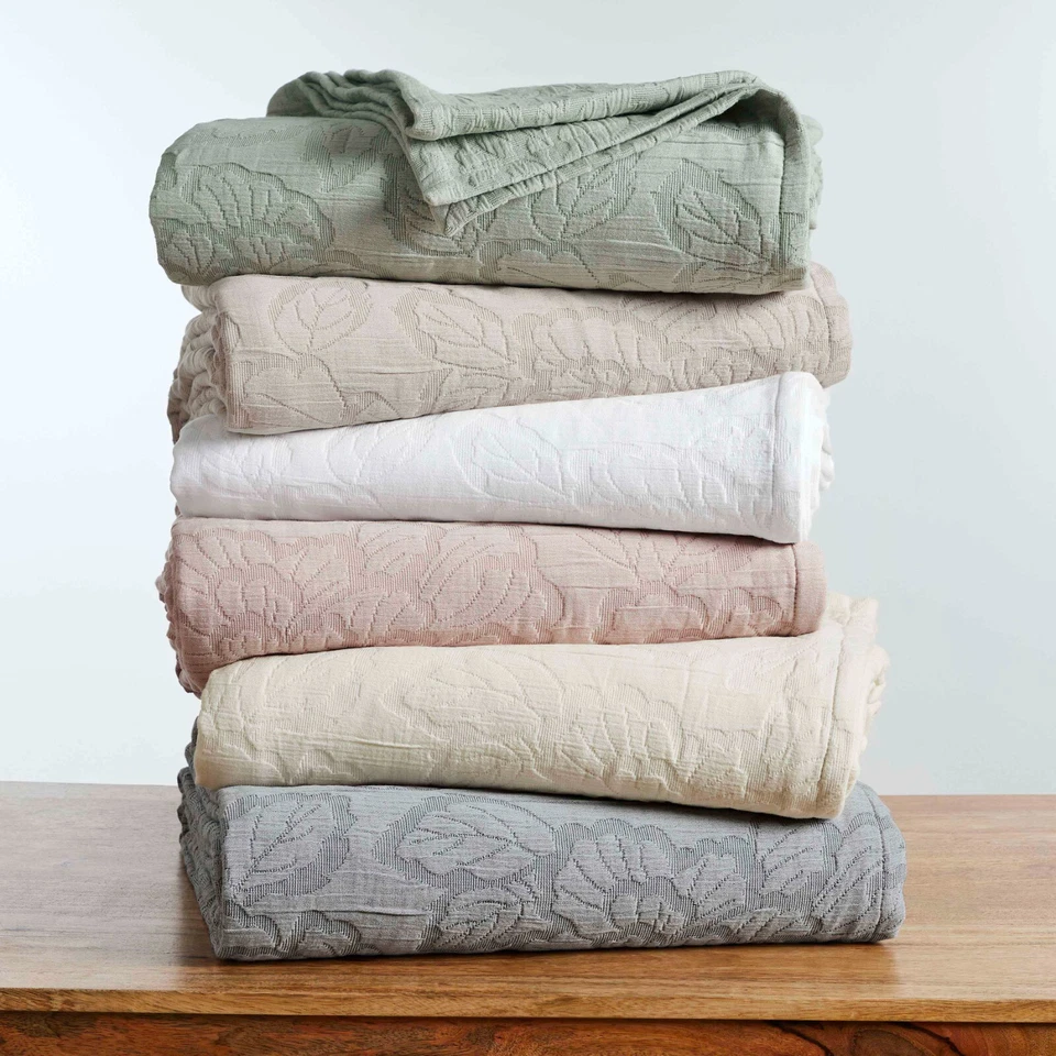 Juego de colcha floral tejida matelasse de algodón de hibisco de peso medio Foto 2 de 2