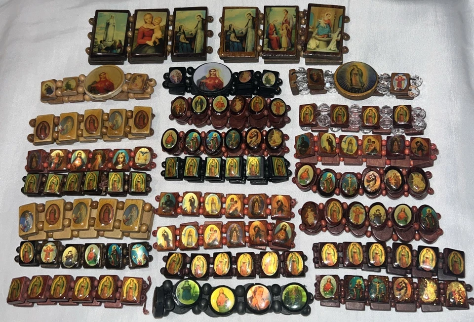 Lote de venta de pulseras. Pulseras elásticas de madera, “Santos Santos”, protección y fe. Foto 3 de 4