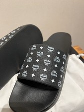 MCM Badelatschen NEU Slides mit Monogramm schwarz weiß Größe 44 US10 Sandalen