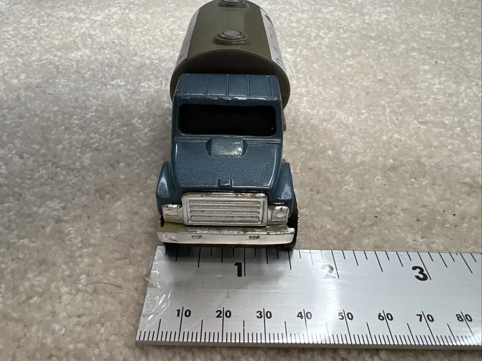 Ertl Farm Country International Milk Truck 1/64 Scale Die Cast Blue R9 - Image 2 of 4