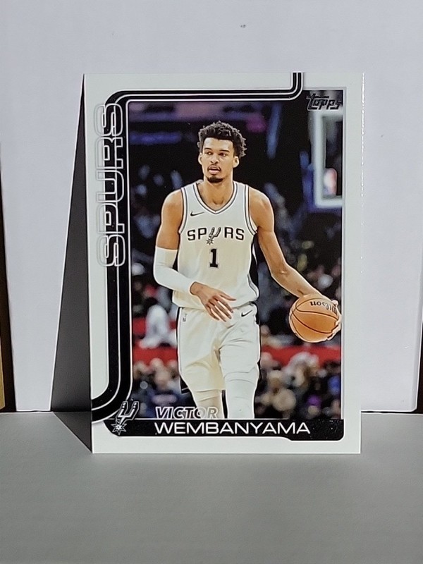Topps 2025-26 Victor Wembanyama #195 San Antonio Spurs Basketball Base Set Card