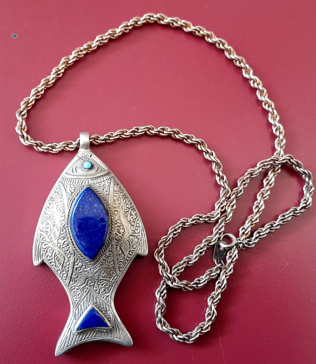 VINTAGE LARGE SOLID STONE SET SILVER TONE FISH PE… - image 5