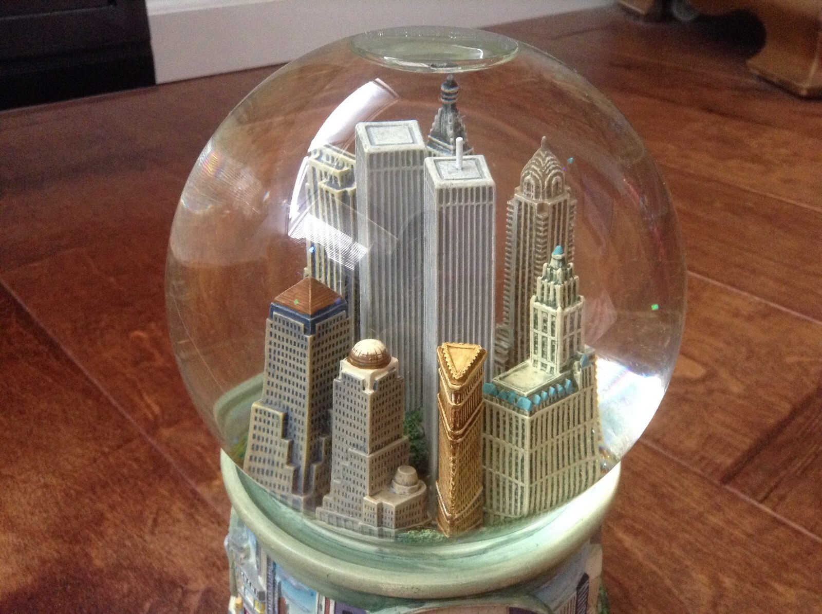 Twin Towers Snow Globe San Francisco Music Box Co. New York Skyline Pre