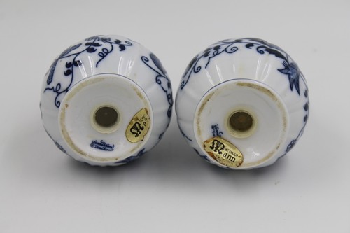 Vienna Woods blue onion salt and pepper shakers - Picture 3 of 3