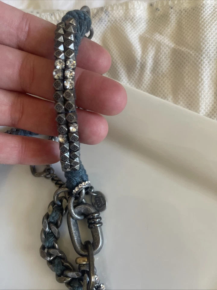 Collar de doble cadena tono plata Juicy Couture con pedrería y dijes Foto 4 de 4