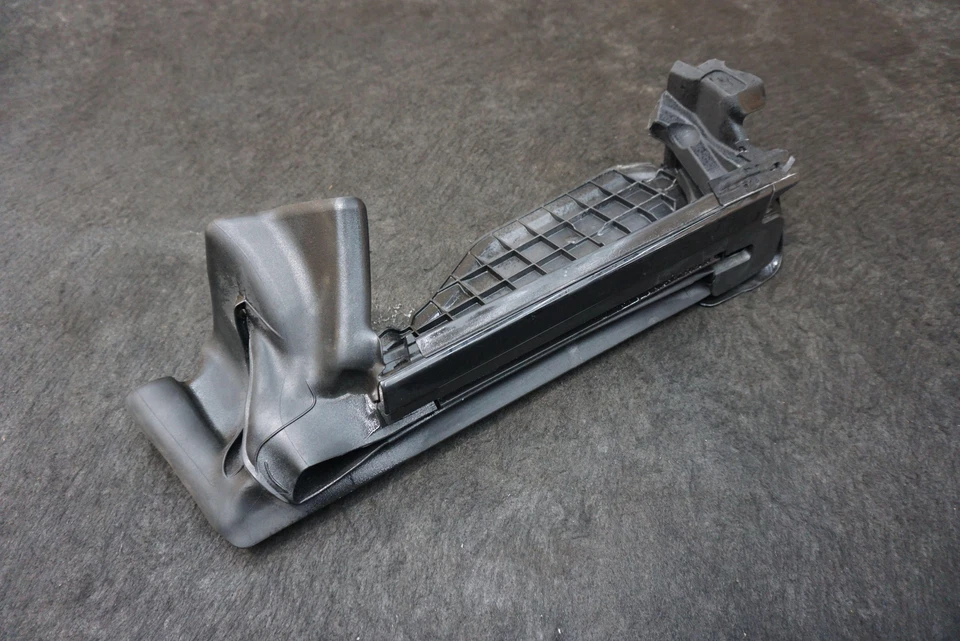 Panel embellecedor umbral ventana cuarto trasero derecho a2326321000 mercedes sl63 amg 2022-24 Foto 2 de 4