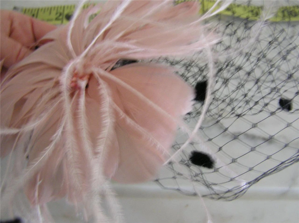 NUEVO CON ETIQUETAS Nupcial Boda Baile de graduación Pluma de Seda Fascinador Sombrero con Lunares Velo ROSA/Negro Foto 3 de 3