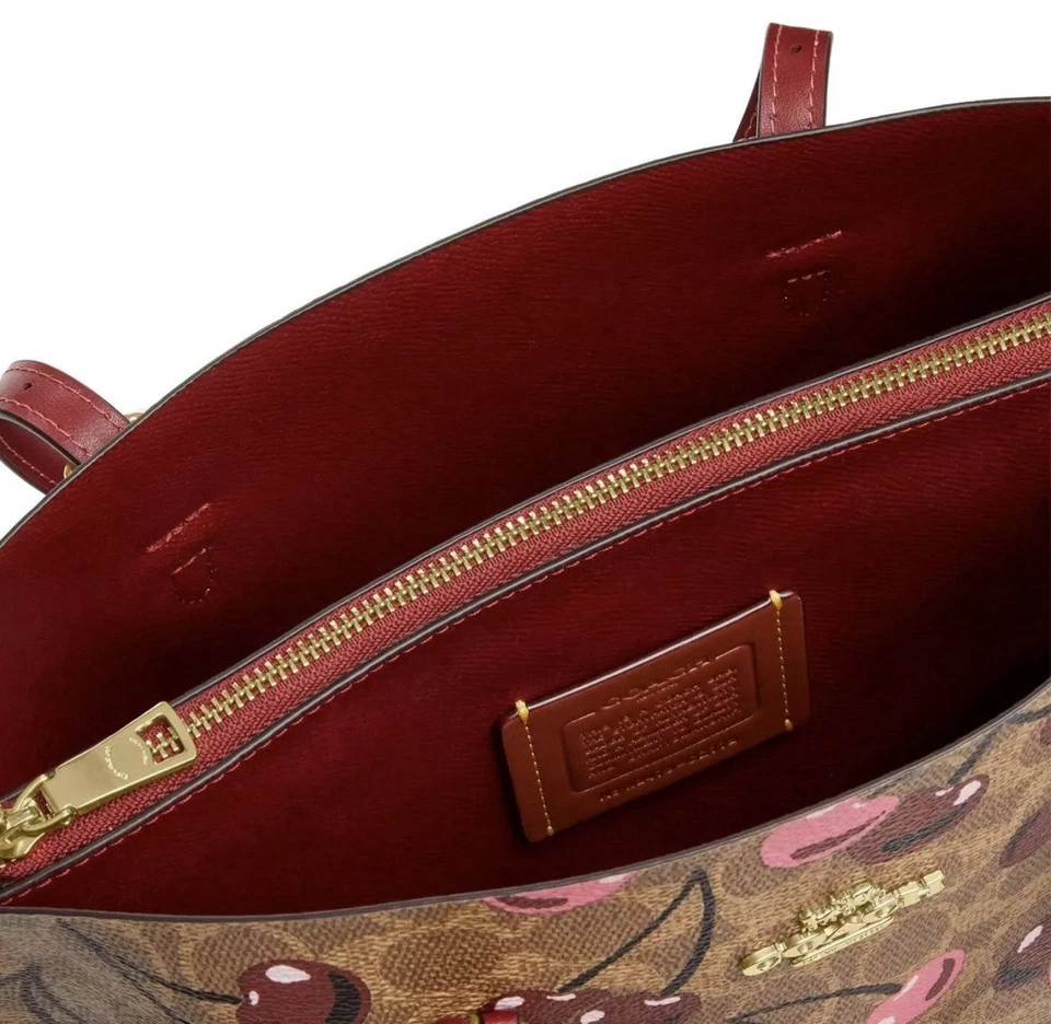 Сумка с короткими ручками Coach фирменная холщовая и вишневая Mollie 25 - Изображение 3 из 4
