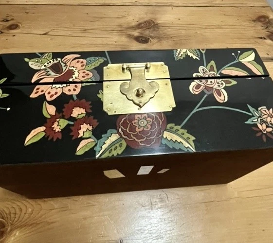 Caja decorativa Maitland-Smith - Herrajes de latón 13 x 8 x 5 tapa con bisagras florales Foto 4 de 4