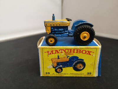 W663 - Matchbox Lesney No39C Ford Traktor und Kasten.''LANGER AUSPUFFSTAPEL''