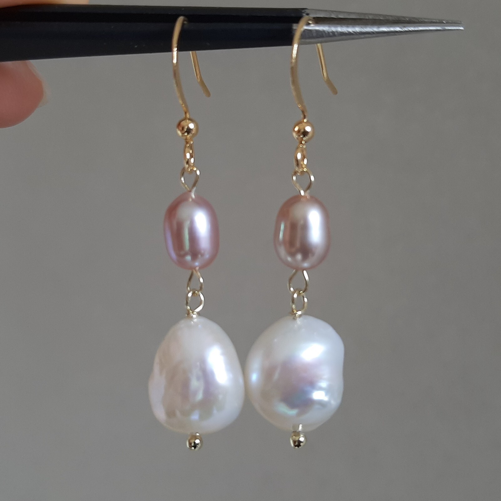 Dormeuses perles de culture baroques blanches et roses, le cadeau idéal pour femme