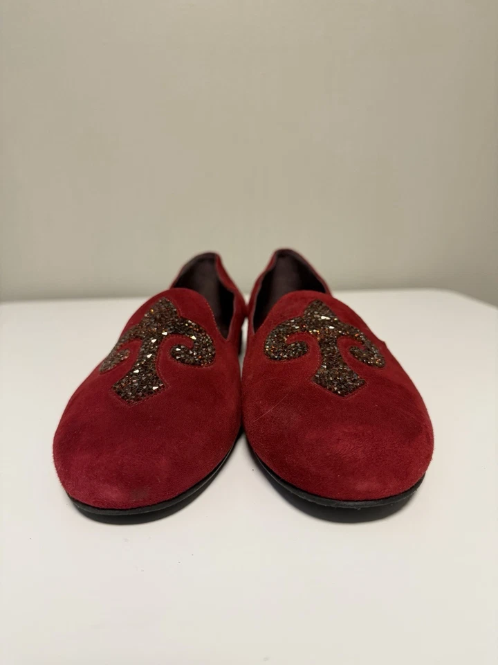 Mocassim Stuart Weitzman Lys camurça escarlate Fleur De Lis vermelho EUA 8 M - Imagem 2 de 4