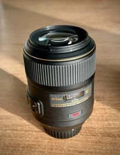 Nikon Micro NIKKOR 105mm f/2.8G AF-S VR IF-ED Lens for Nikon F-Mount. 