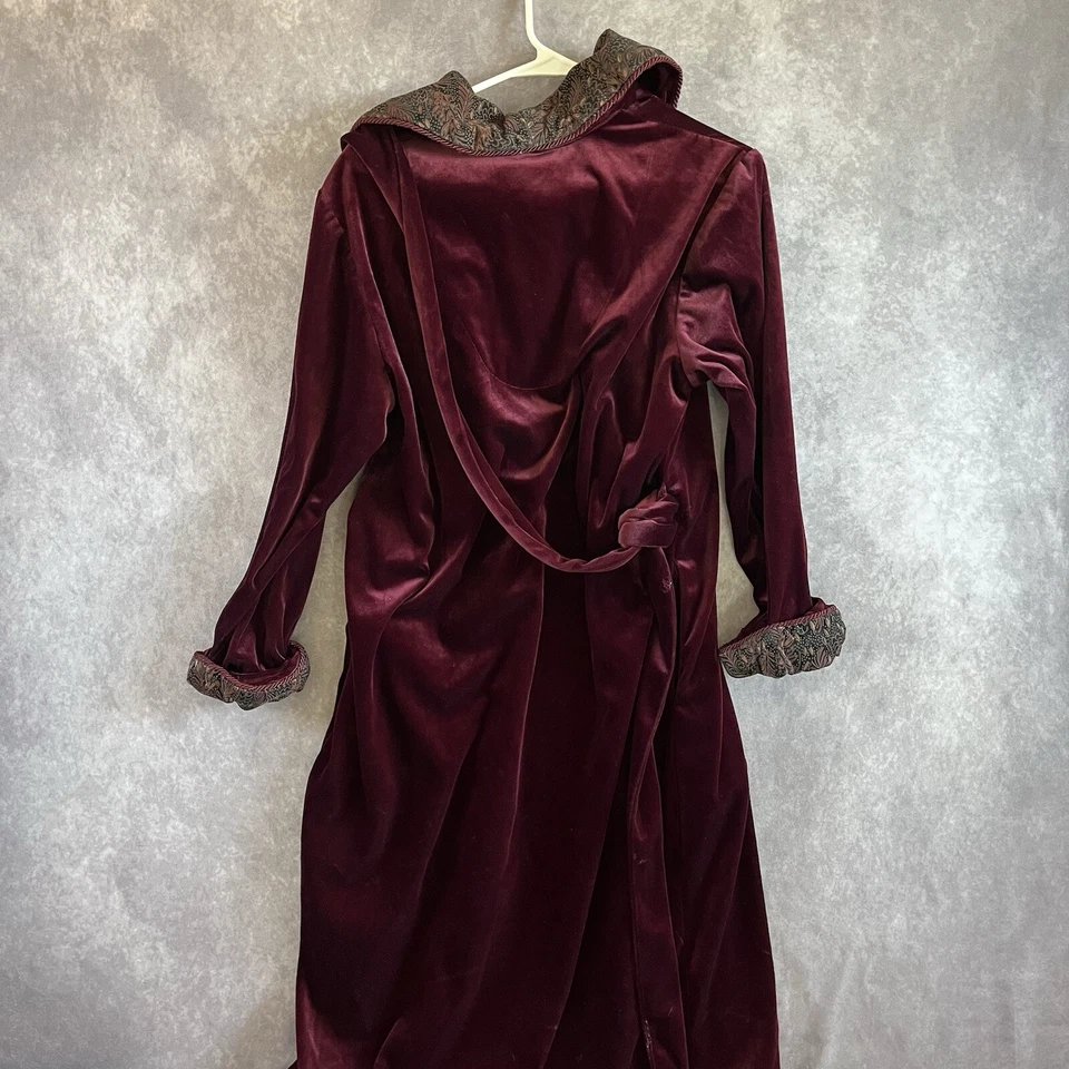 Bata Larga Kimberly Gale Talla S/P Terciopelo Rojo Terciopelo Paisley Ribete Cinturón Foto 2 de 4