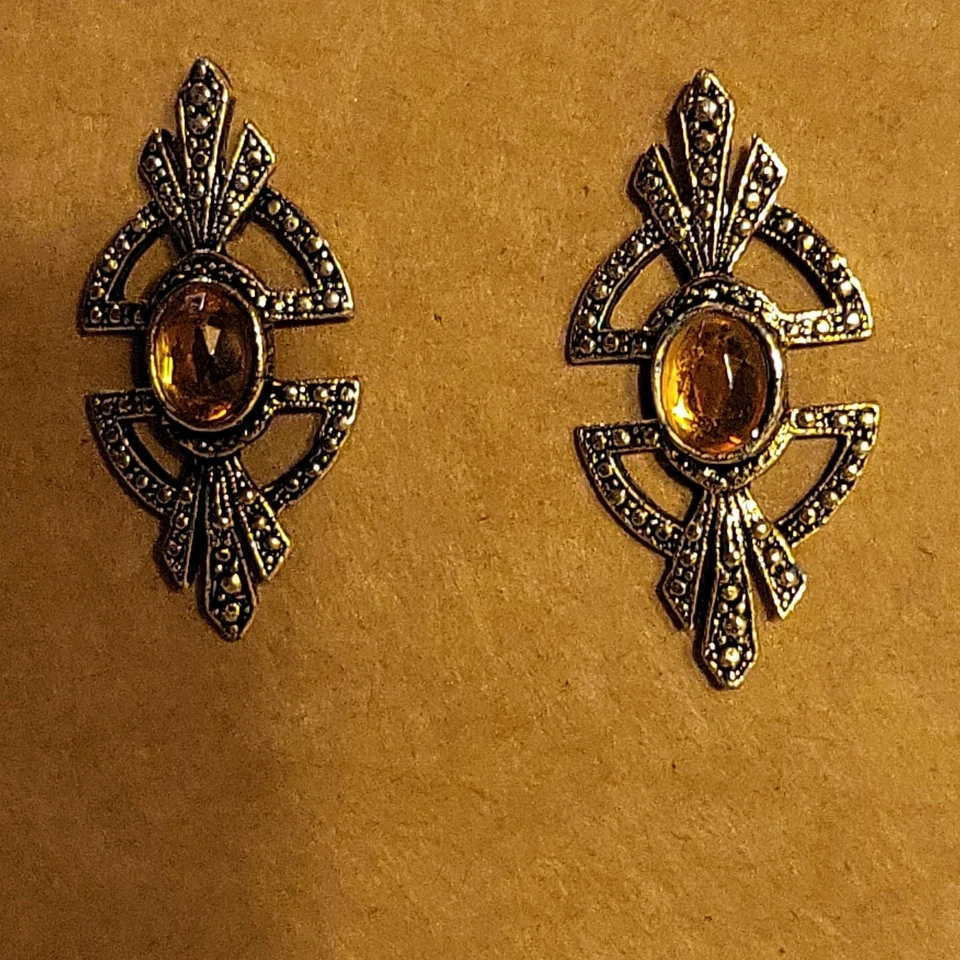 Aretes vintage usados en excelente estado 1,25" en tono dorado con piedra central ámbar Foto 4 de 4