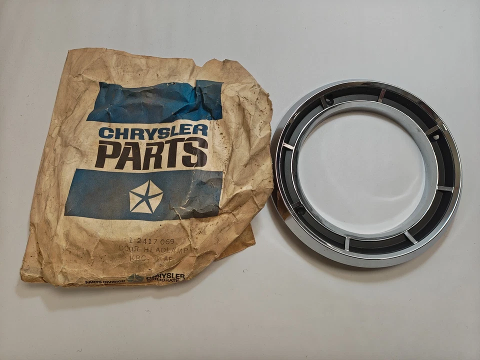 Dodge 330 440 Polara 1964 faro izquierdo bisel cromado moldura 2417069 nuevo en stock Foto 4 de 4