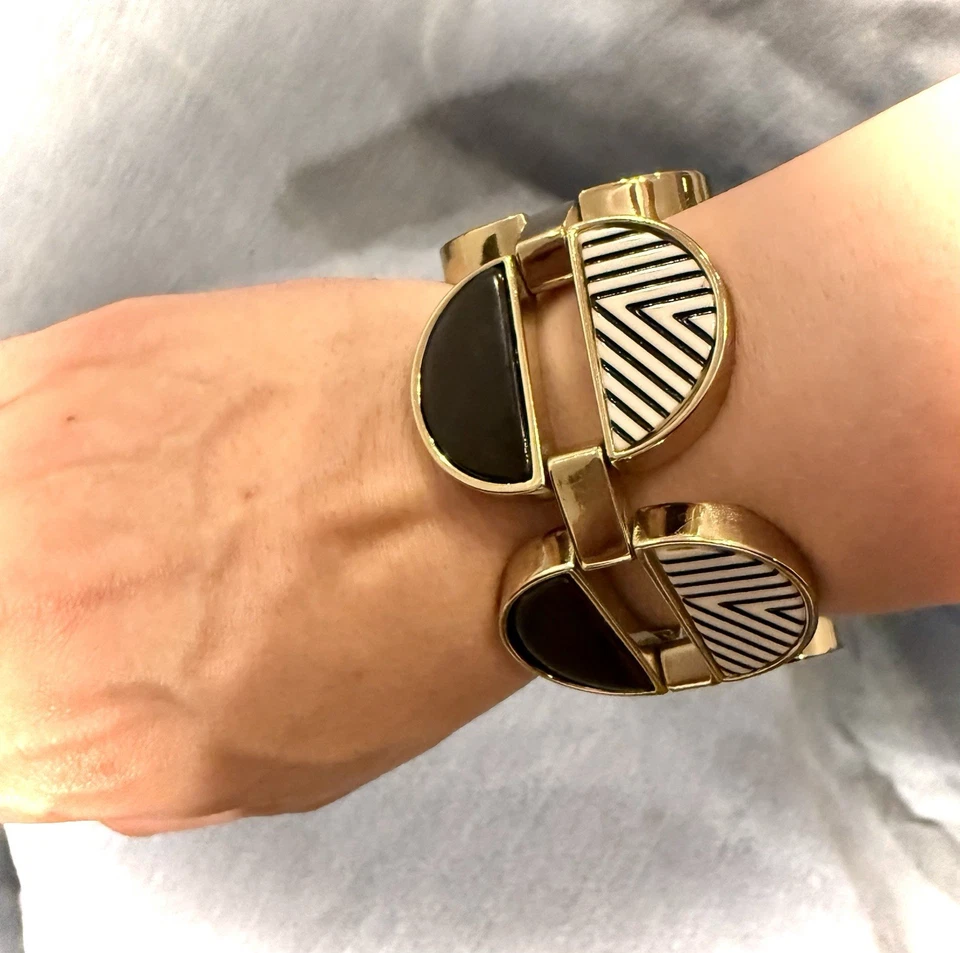 Precioso brazalete europeo grande medio círculo blanco y negro y dorado en caja de regalo Foto 3 de 3