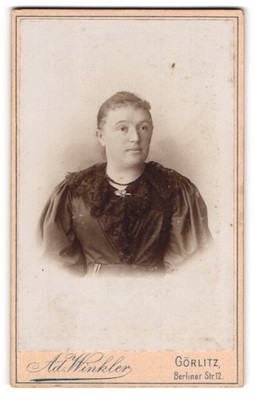 Fotografie Ad. Winkler, Görlitz, Dame im schwarzen Kleid mit Spitze im Portrait 