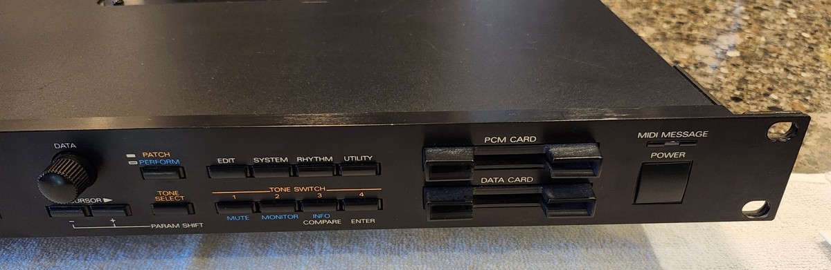 Roland Jv-880 Multi-timbral Synthesizer Module 1u Rack