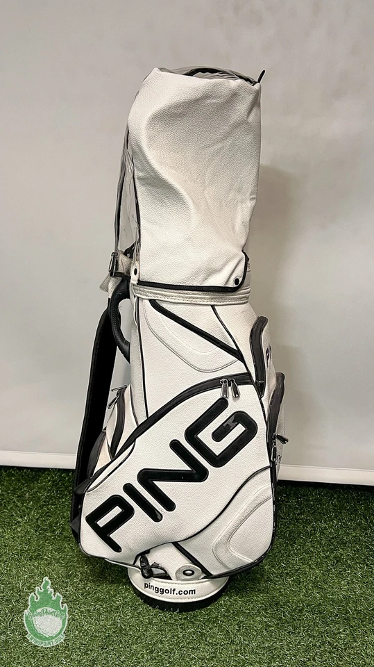 Bolsa de personal de golf Ping blanca de segunda mano con correa dividida de 6 vías y capucha bordada para la lluvia Foto 2 de 4
