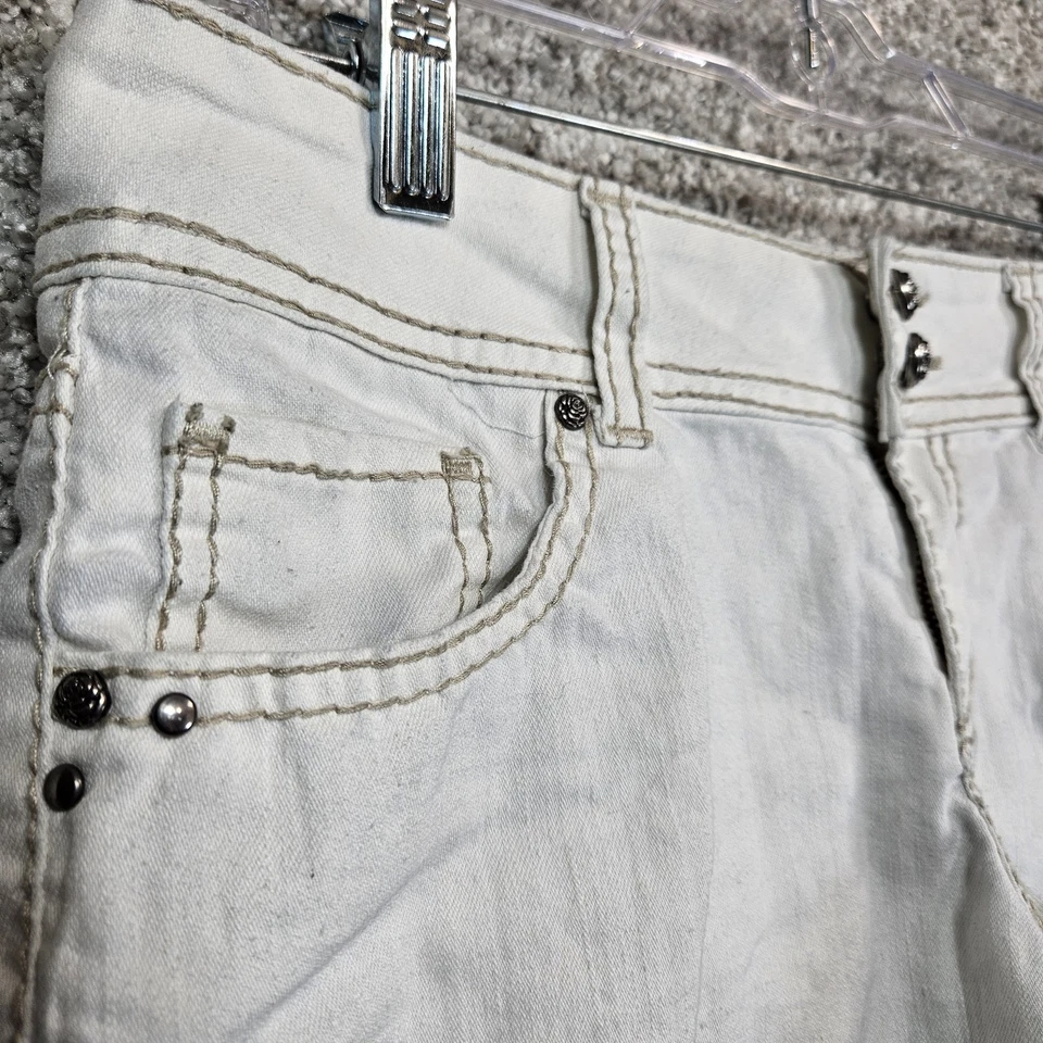 Grane womans size 9 Off White short shorts  5 Pockets  Stitching Buttons - Image 3 of 4