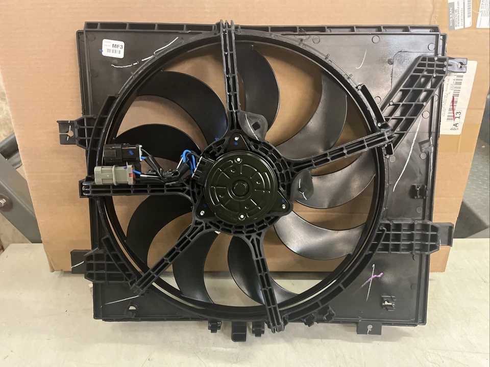 Cubierta del ventilador de refrigeración del radiador Nissan Versa 2011 OEM. Nuevo en caja Foto 4 de 4