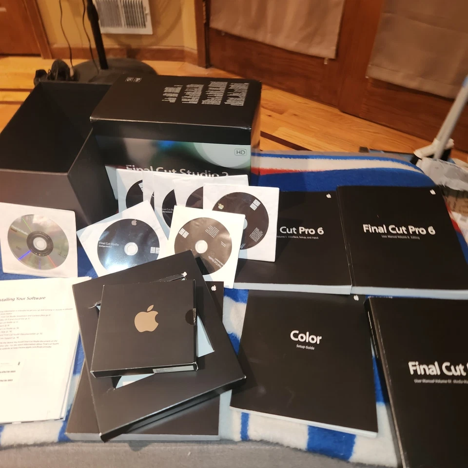 Apple Final Cut Studio 2 – Complete Editing Software Suite w/ 4 Manuals & 8 Disk - Image 2 of 4